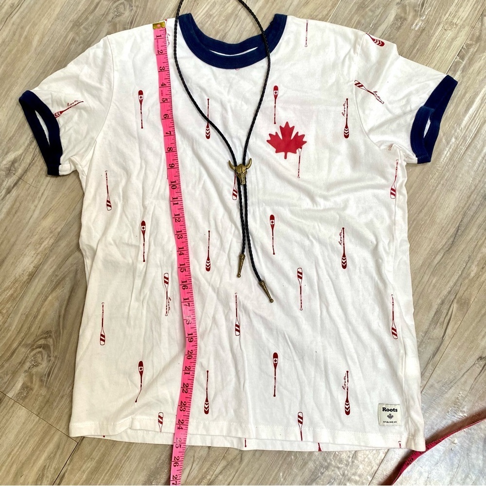Roots CANADA Tshirt w maple 🍁 leaf & cabin cottage vibe - Picture 12 of 12